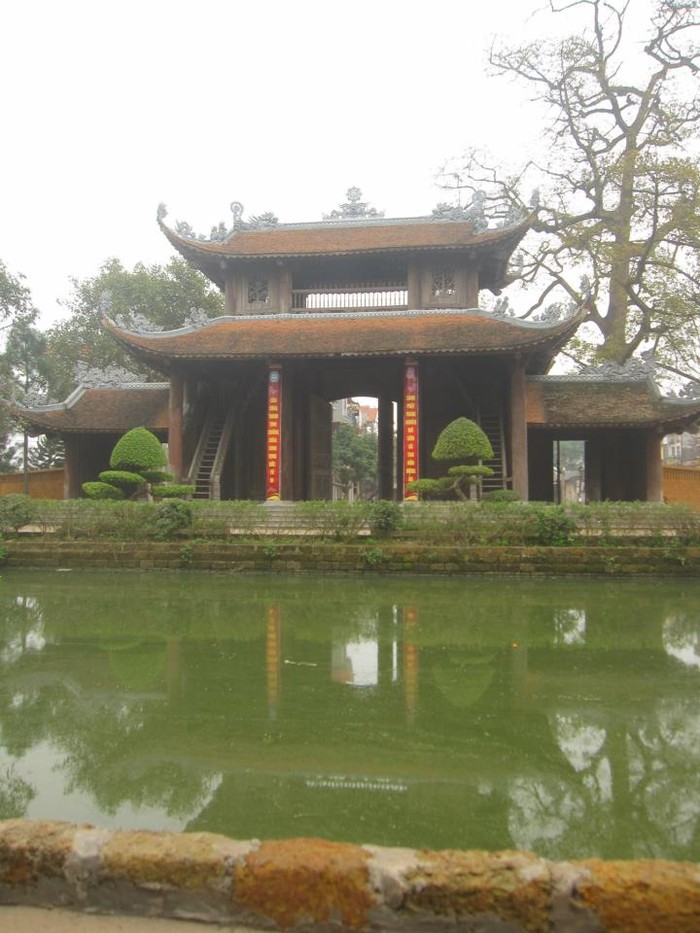 Chùa Nôm, có tên hiệu là “Linh Thông cổ tự”, xây dựng từ năm 1680, dưới nhà Hậu Lê và từng là ngôi đại tự hoành tráng nhất miền Kinh Bắc. Đây là ngôi chùa cổ còn bảo tồn gần như nguyên vẹn hơn 100 pho tượng cổ.